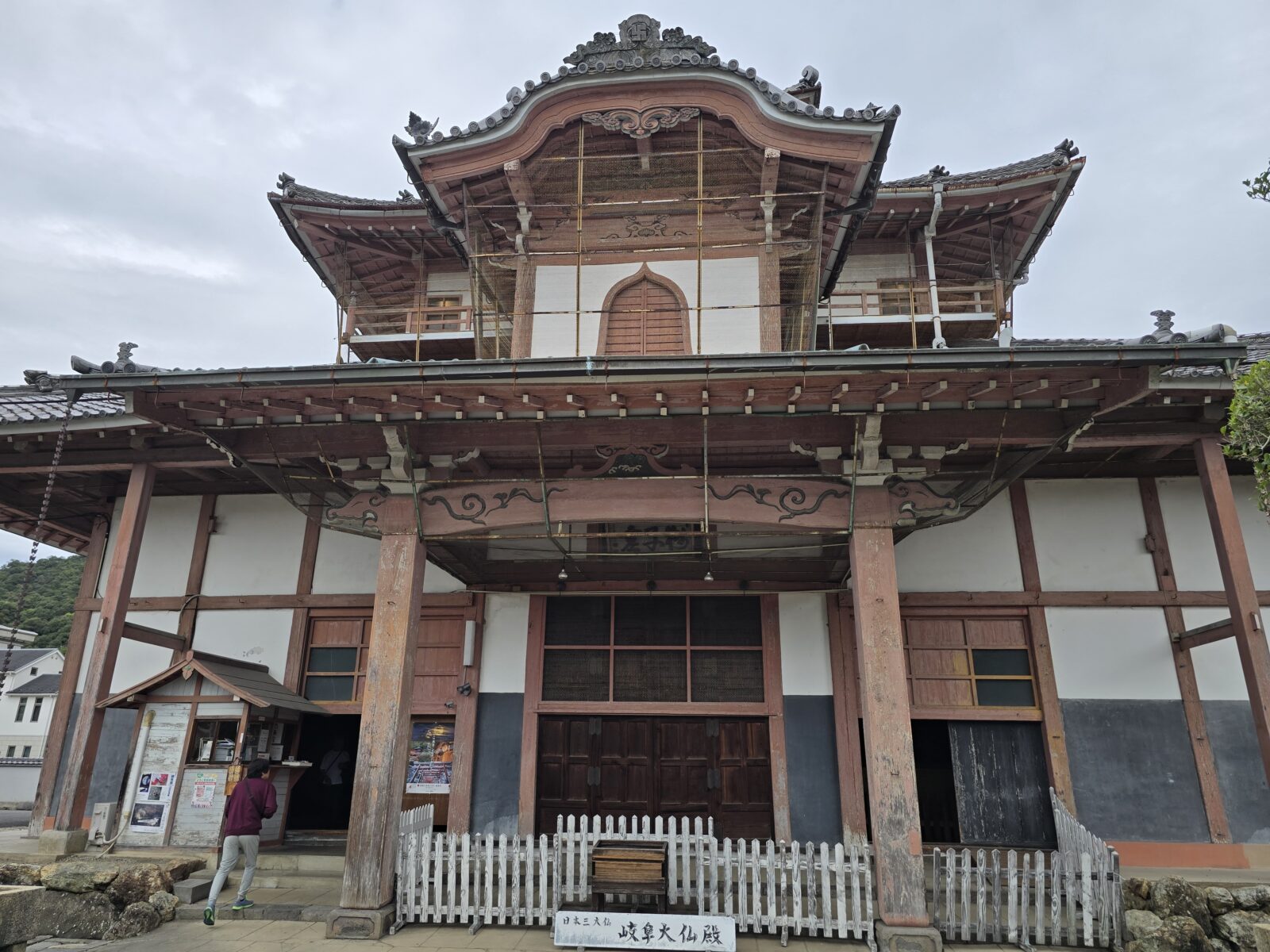 picture of the building where Great Buddha in Gifu resides. 